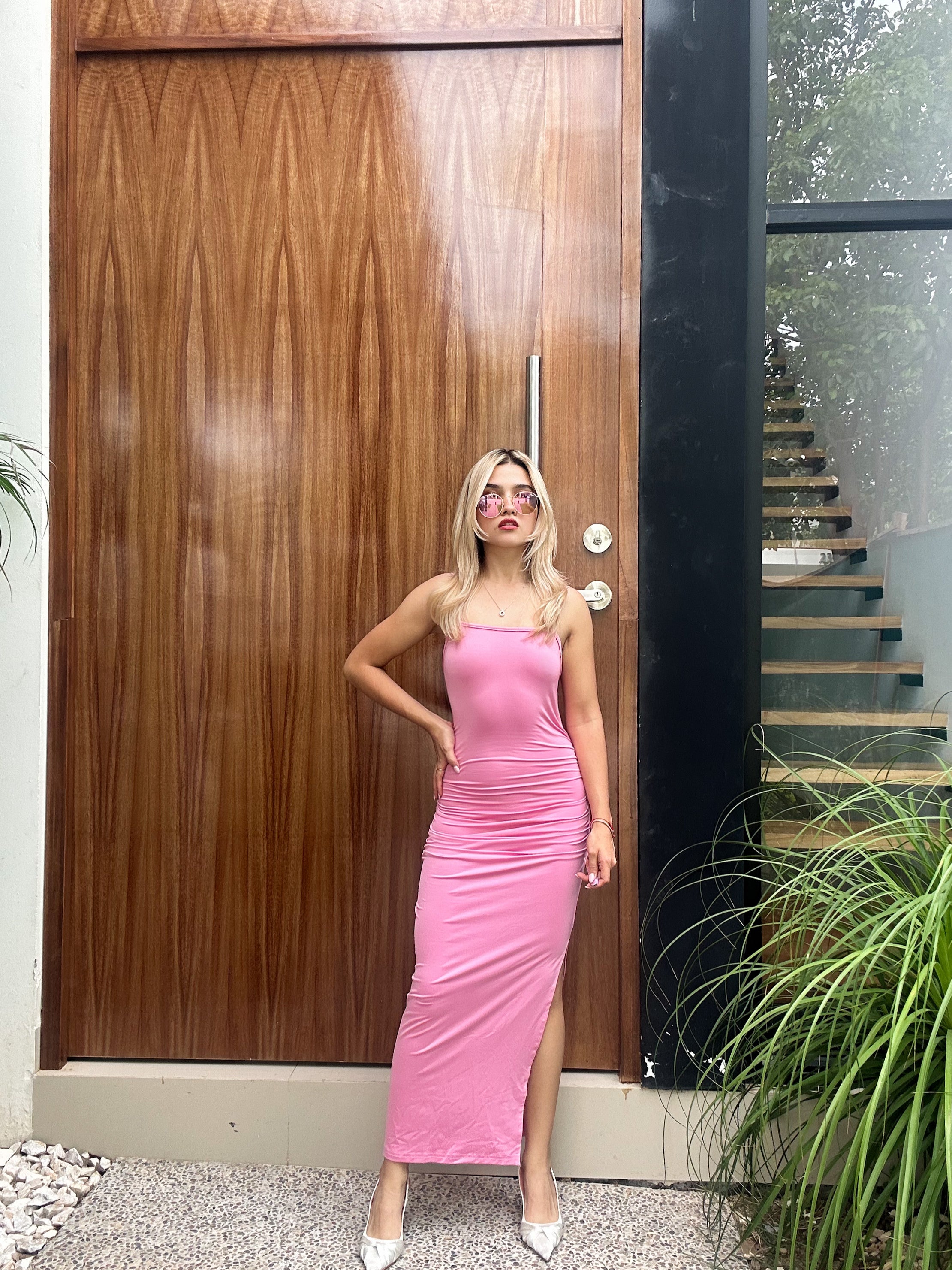 Vestido Midi Rosa Stretch con Escote en Espalda